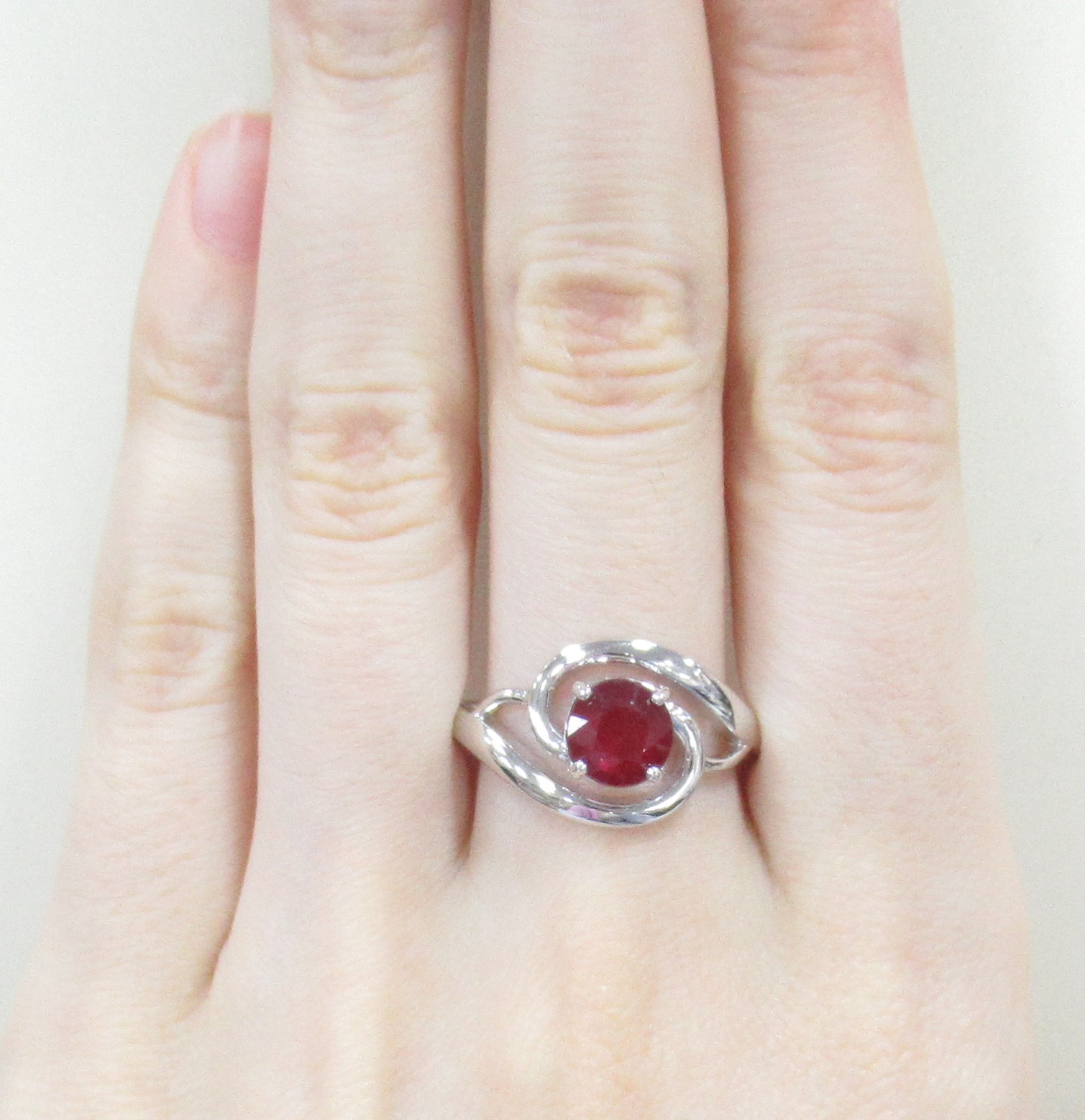 Серебряное кольцо 925 пробы; вставки 1 Рубин (F);